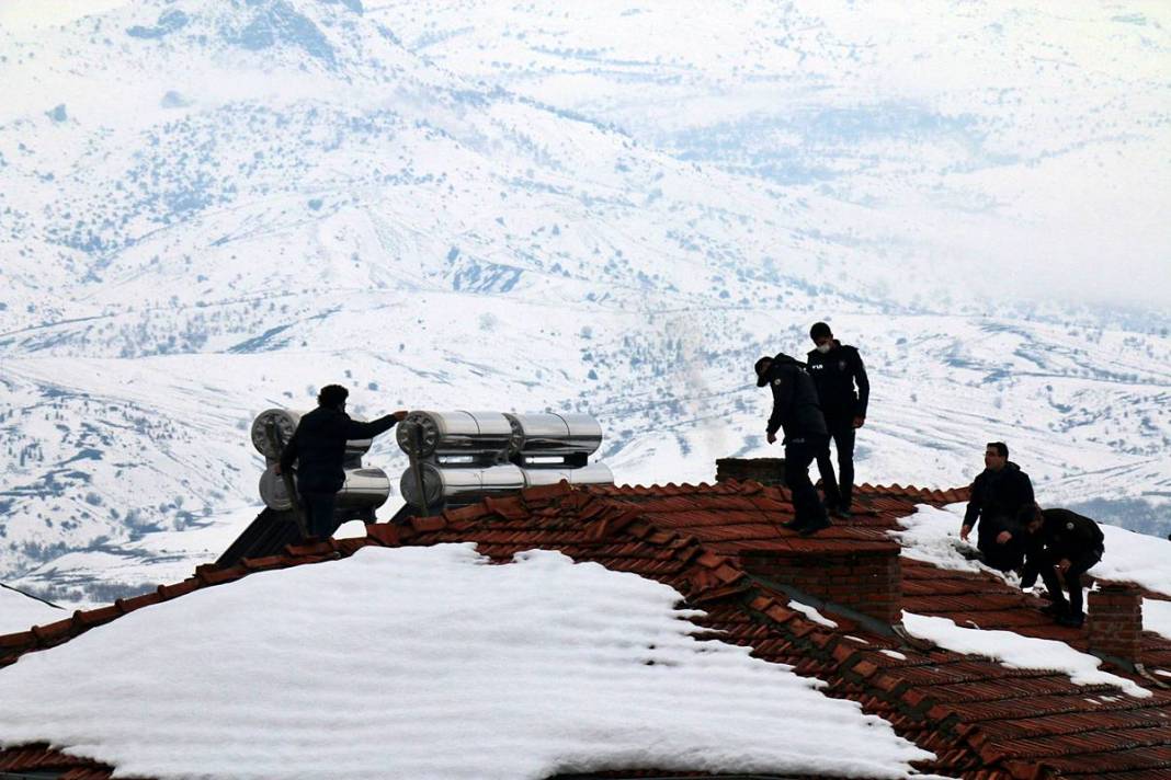 Evlerin çatısına çıkıp 'İntihar ediyorum' şovu yapmayı hobi edinmiş! Bakın kaçıncı kez intihara teşebbüs etti... 8